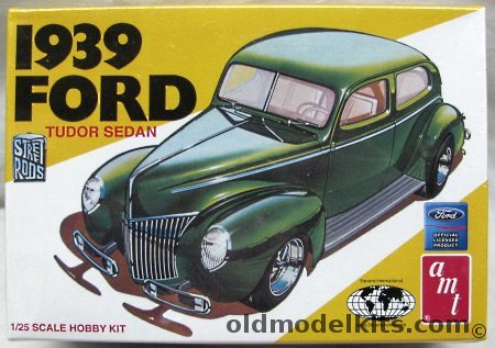 AMT 1/25 1939 / 1940 Ford Sedan - 3 In 1 Kit - Build It Stock / Custom / Compeition, 38484 plastic model kit